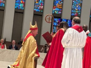 OBISPA GUADALUPE CORTEZ DE LA ILS ENTREGA BÁCULO A OBISPO, CHRIS WEINE DEL SÍNODO METROPOLITANO DE WASHINGTON foto 4